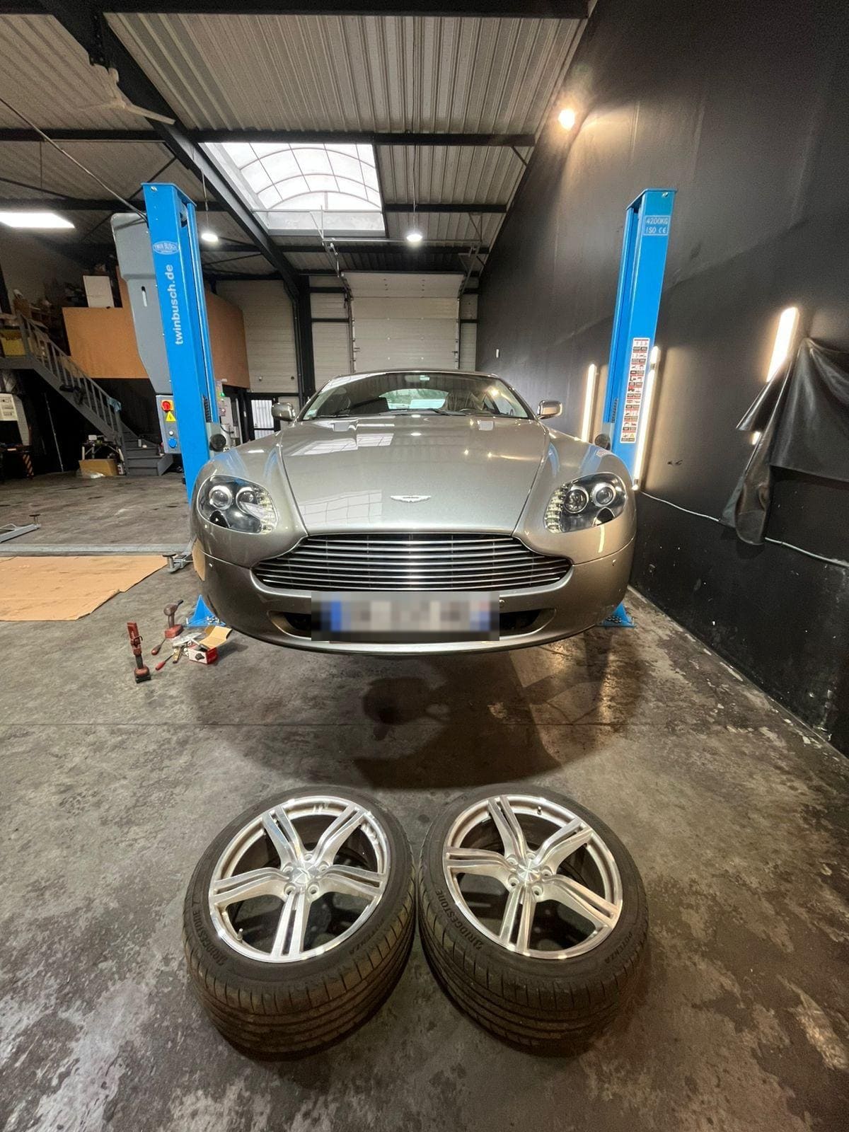 Véhicule sur pont élévateur dans l'atelier de VTR Garage
