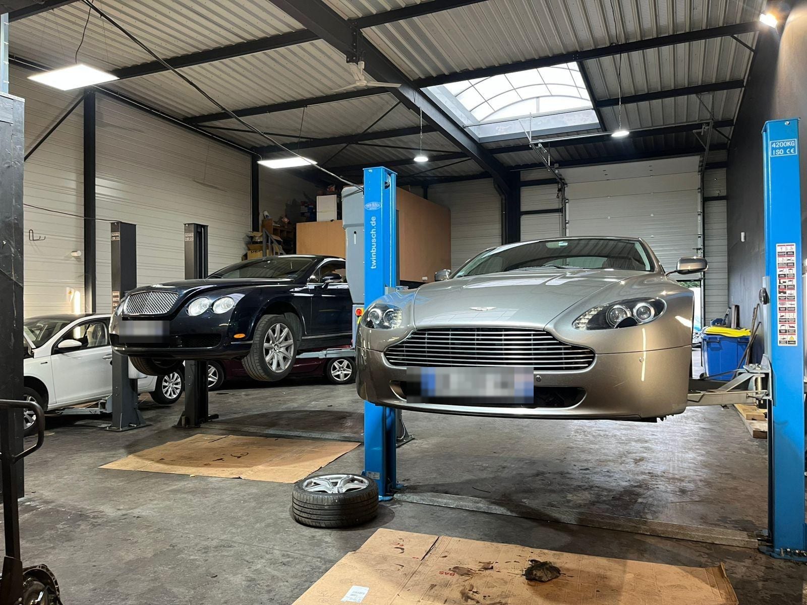 Atelier VTR Garage : véhicules sur ponts élévateurs